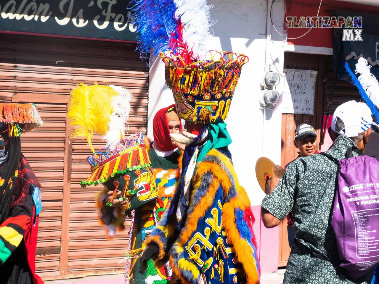 Los chinelos avanzando junto a la banda de viento.