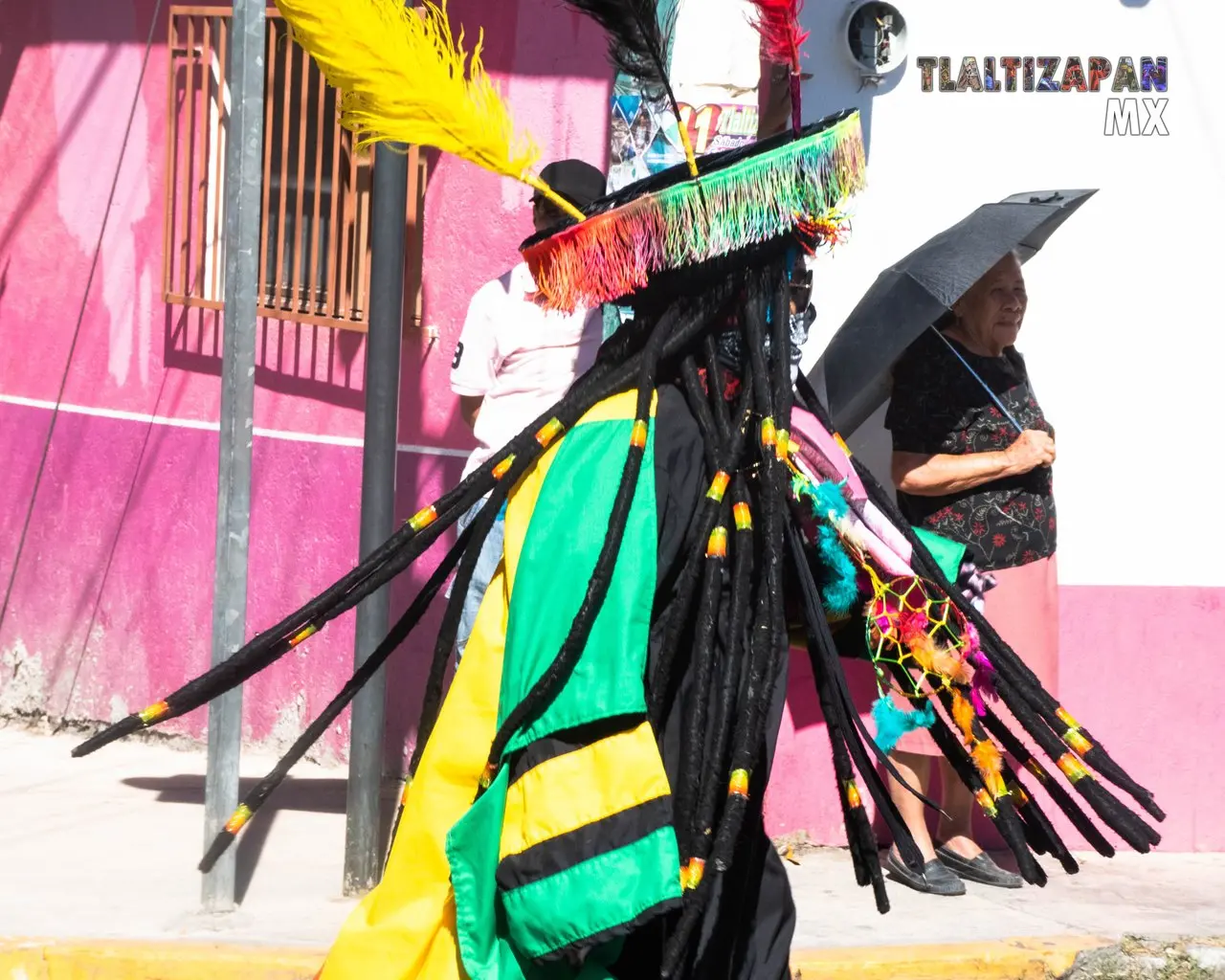 Los chinelos danzando entre las calles de Tlaltizapán.