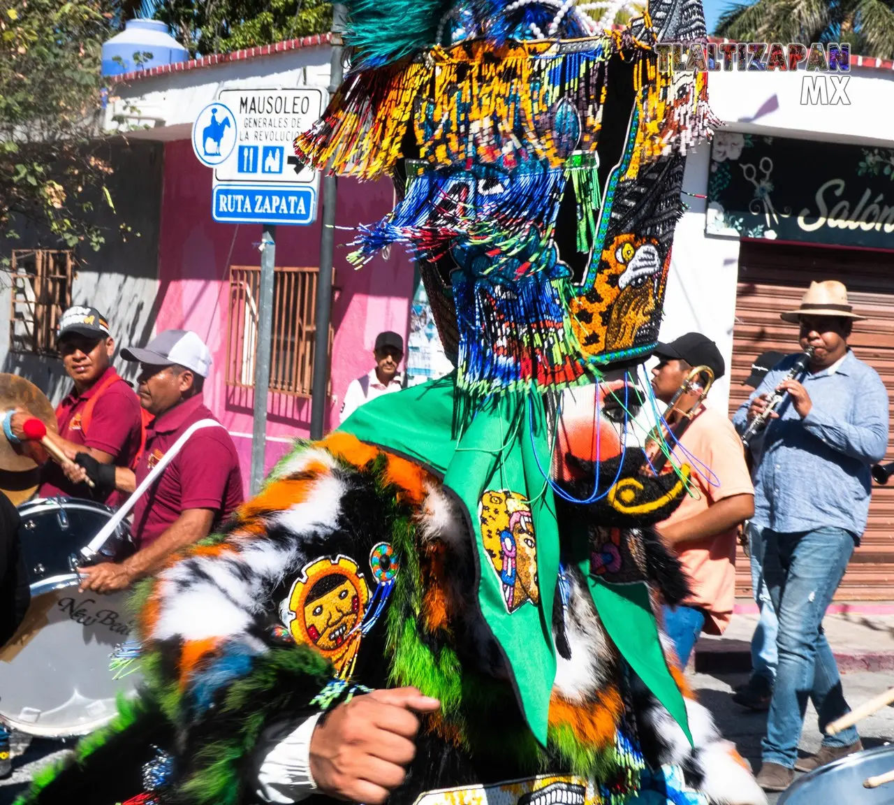 Gran chinelo danzando cerca de la banda de viento.