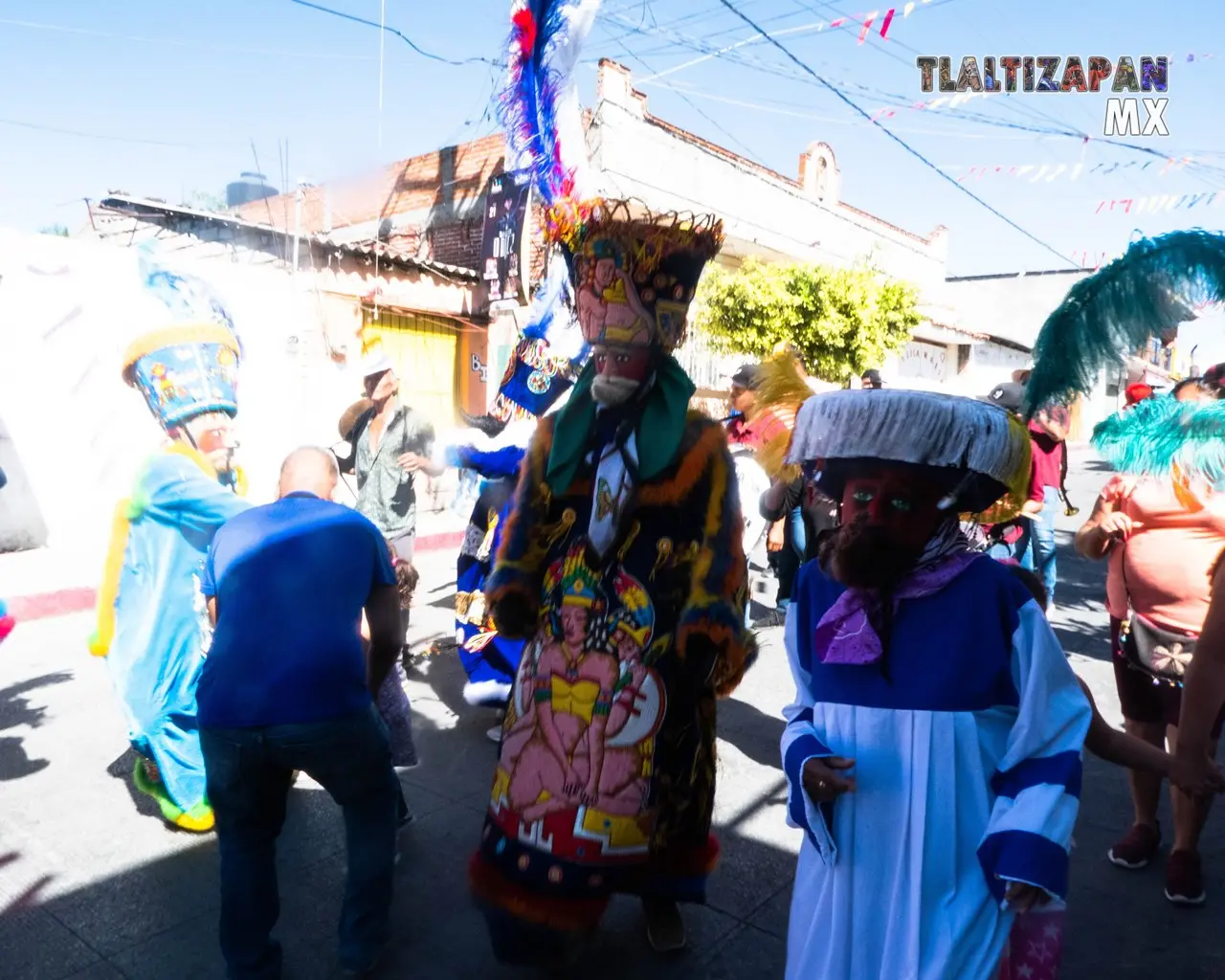 Las calles de Tlaltizapán reciben a los chinelos.