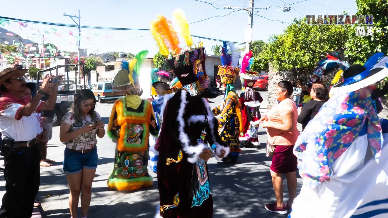 Los chinelos danzando entre las calles de Tlaltizapán.