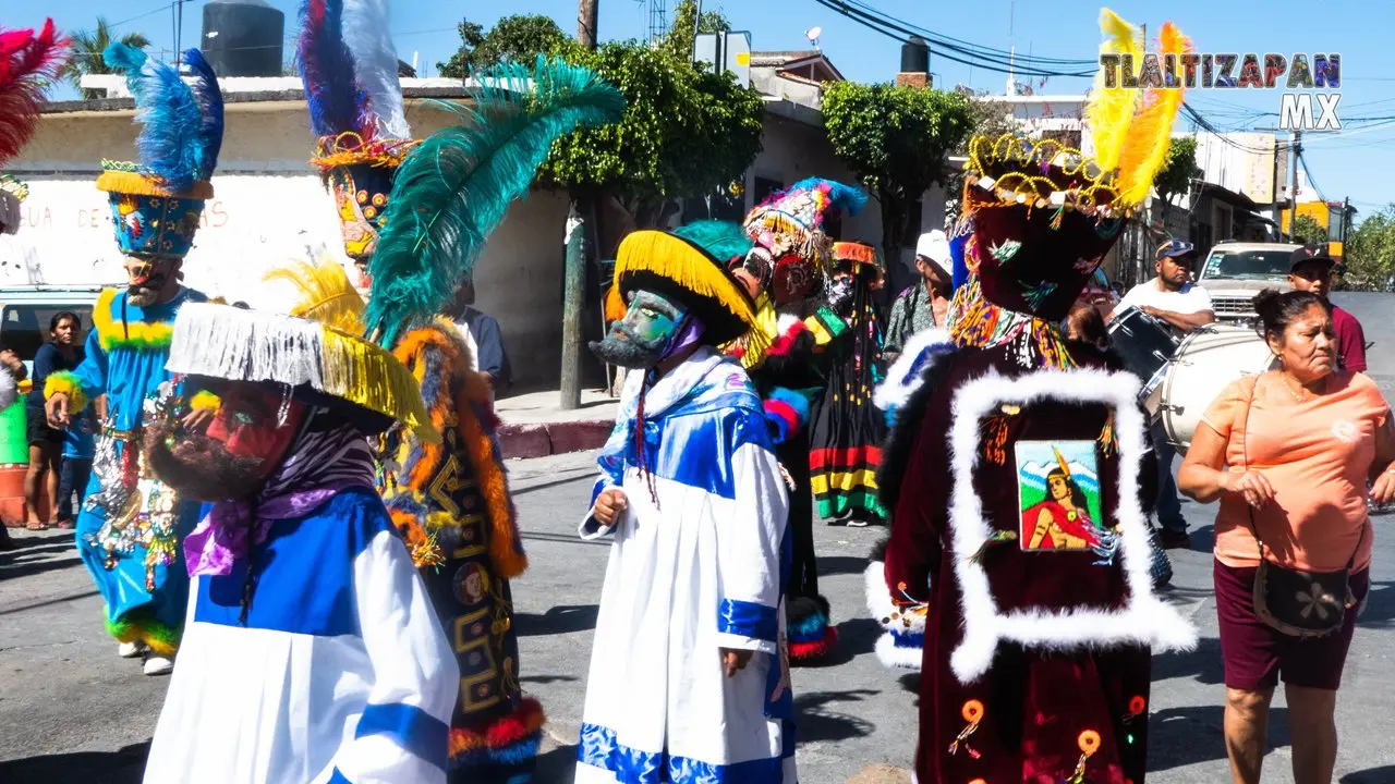 Los chinelos danzando entre calles y avenidas de Tlaltizapán.