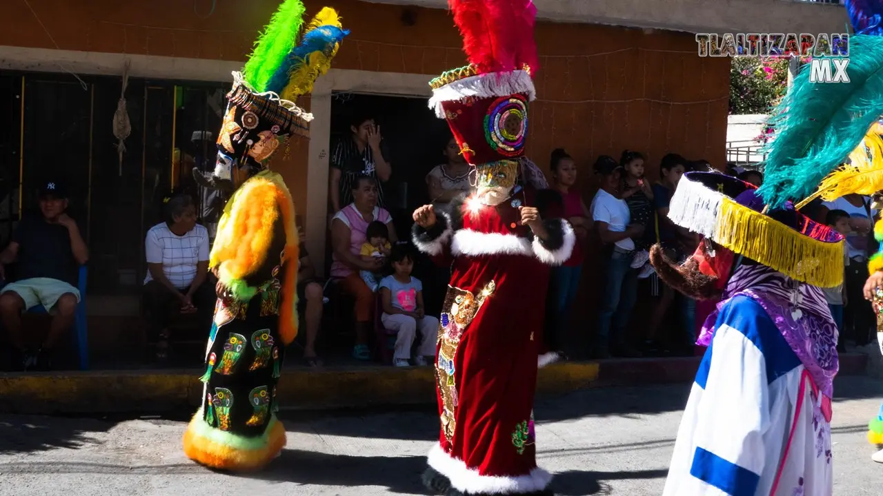 Los chinelos avanzando sobre la avenida Aquiles Serdán.