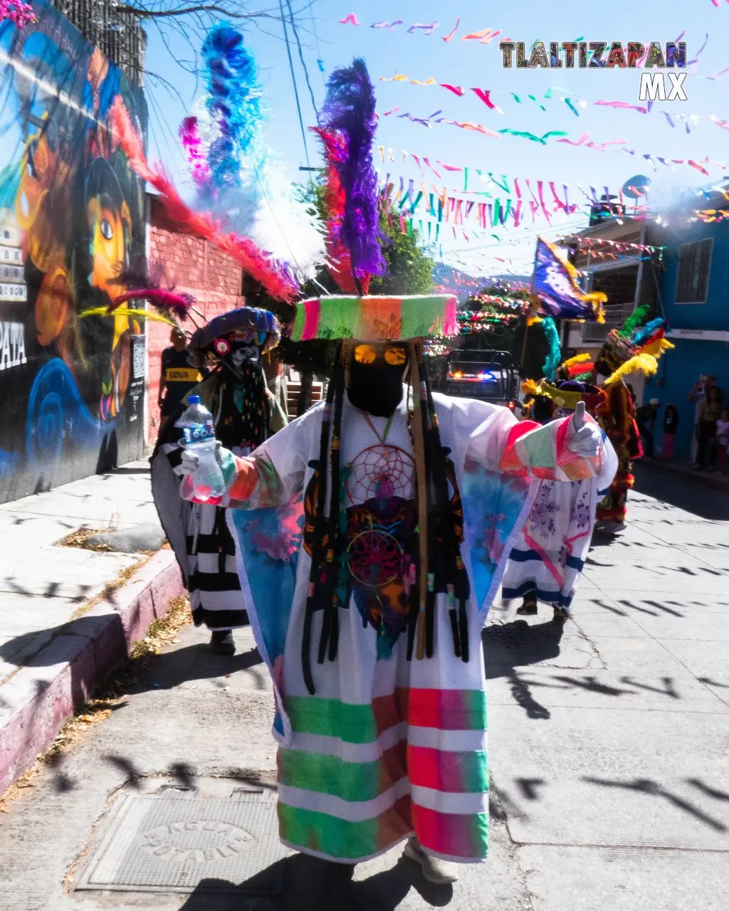 Los chinelos danzando en Tlaltizapán.