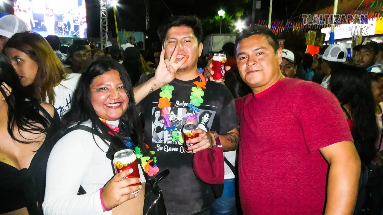 Brindando y sonriendo en el carnaval 2023.