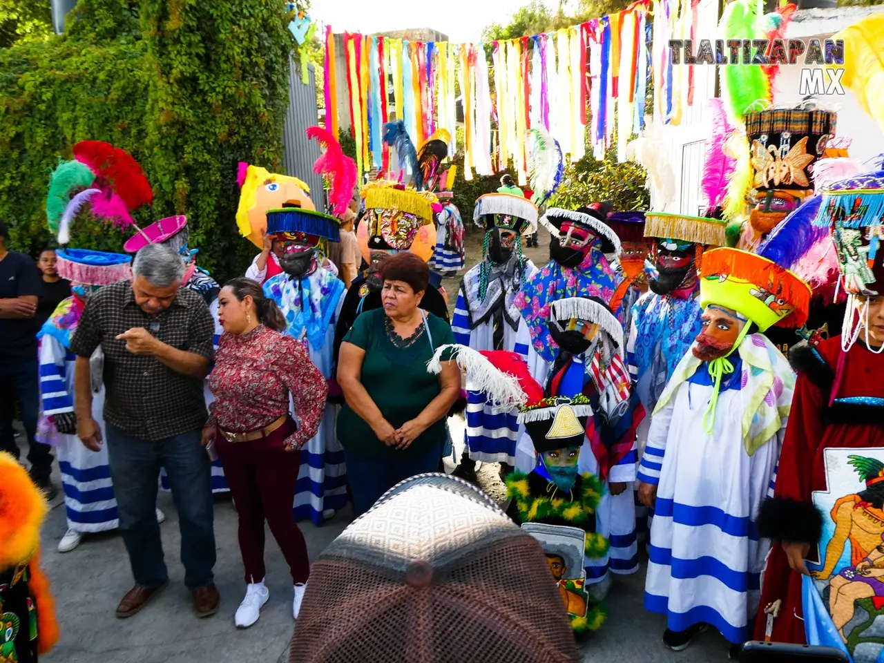 Chinelos acompañando a la comparsa Tlalli.