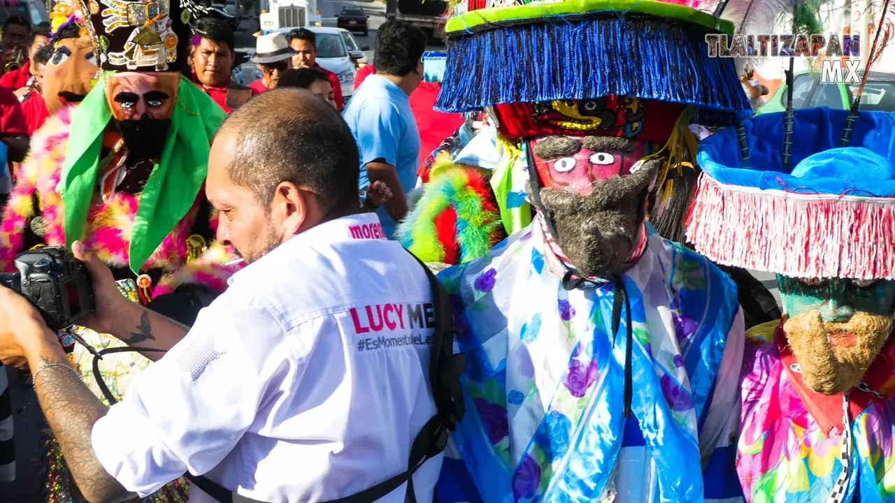 Chinelos avanzando en el recorrido del carnaval 2023