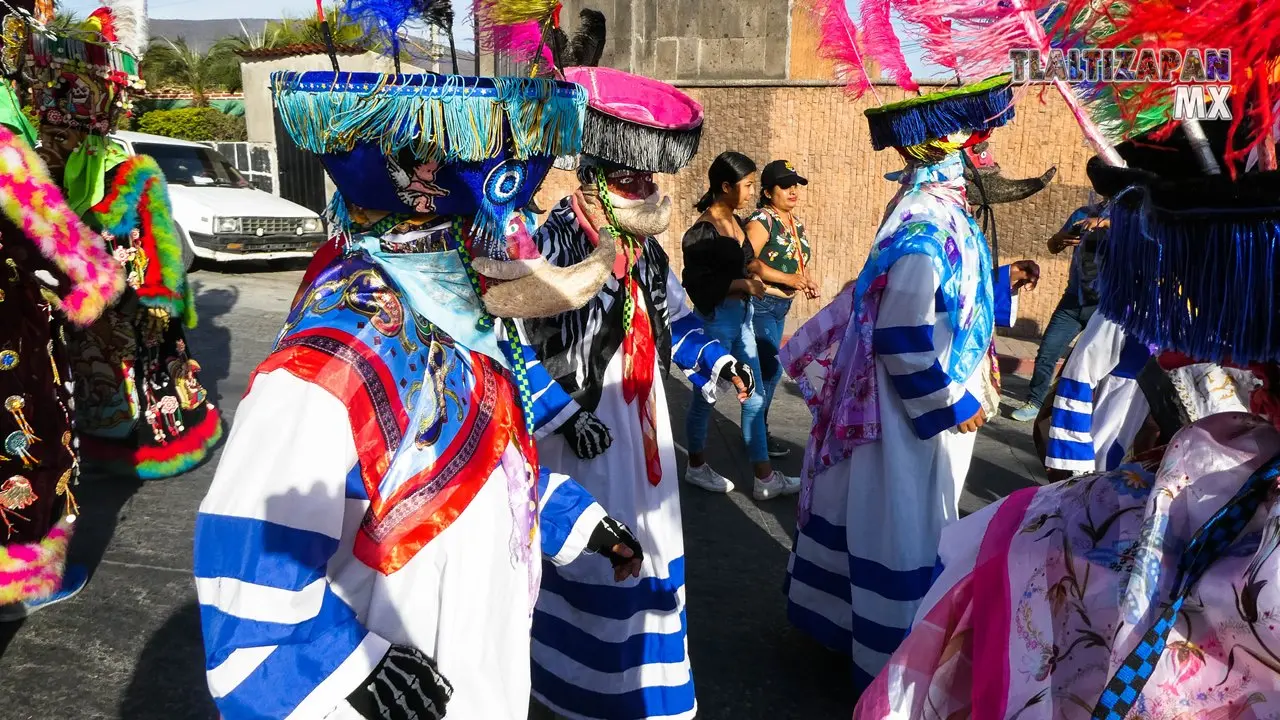 Brincando al son del chinelo en el carnaval de Tlaltizapán.