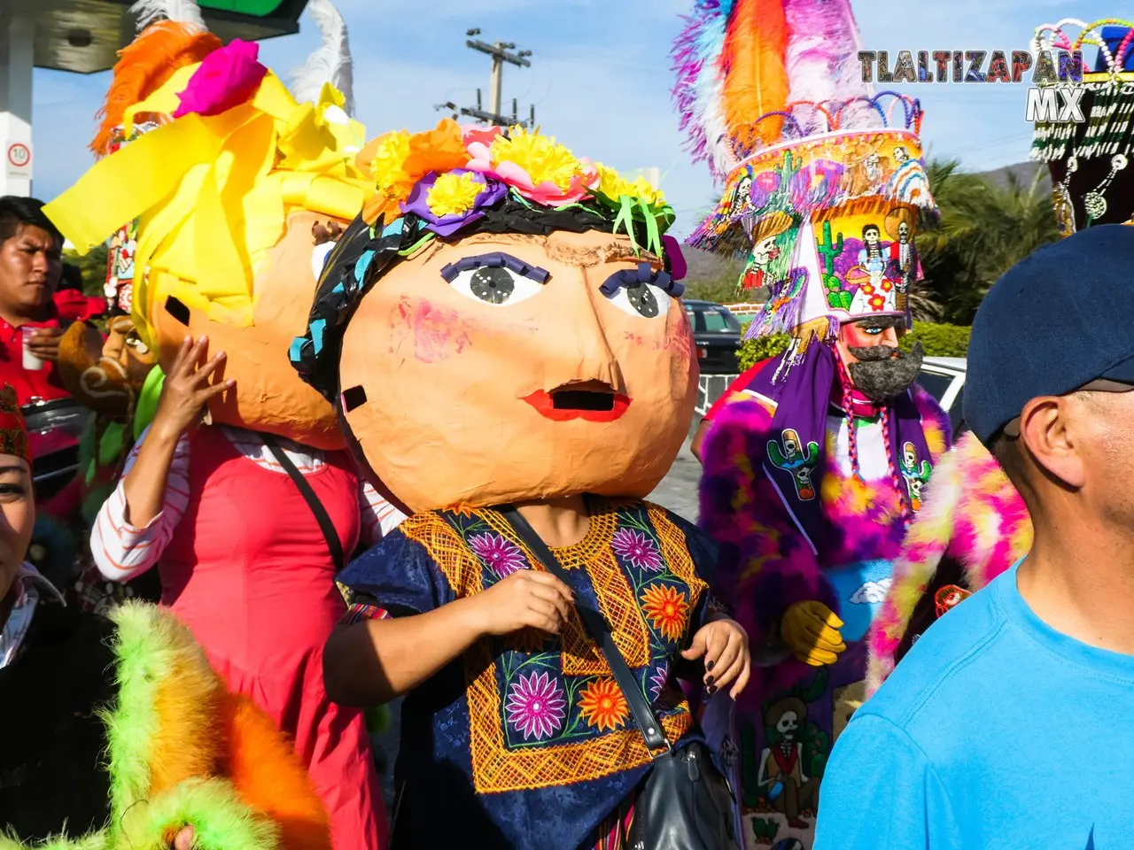 Cabezones en el brinco del chinelo de Tlaltizapán.