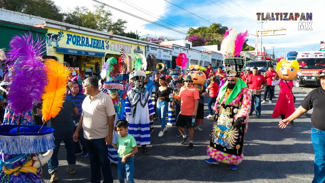 La comparsa en el recorrido del martes de carnaval.