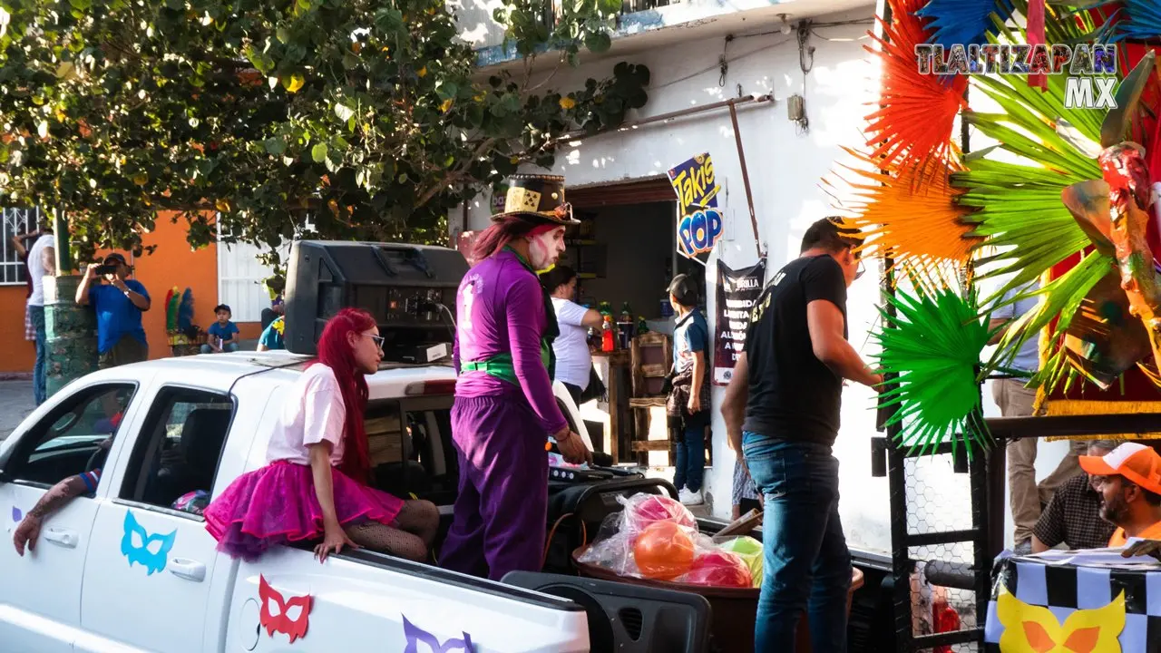 Equipo de animación en carro alegórico