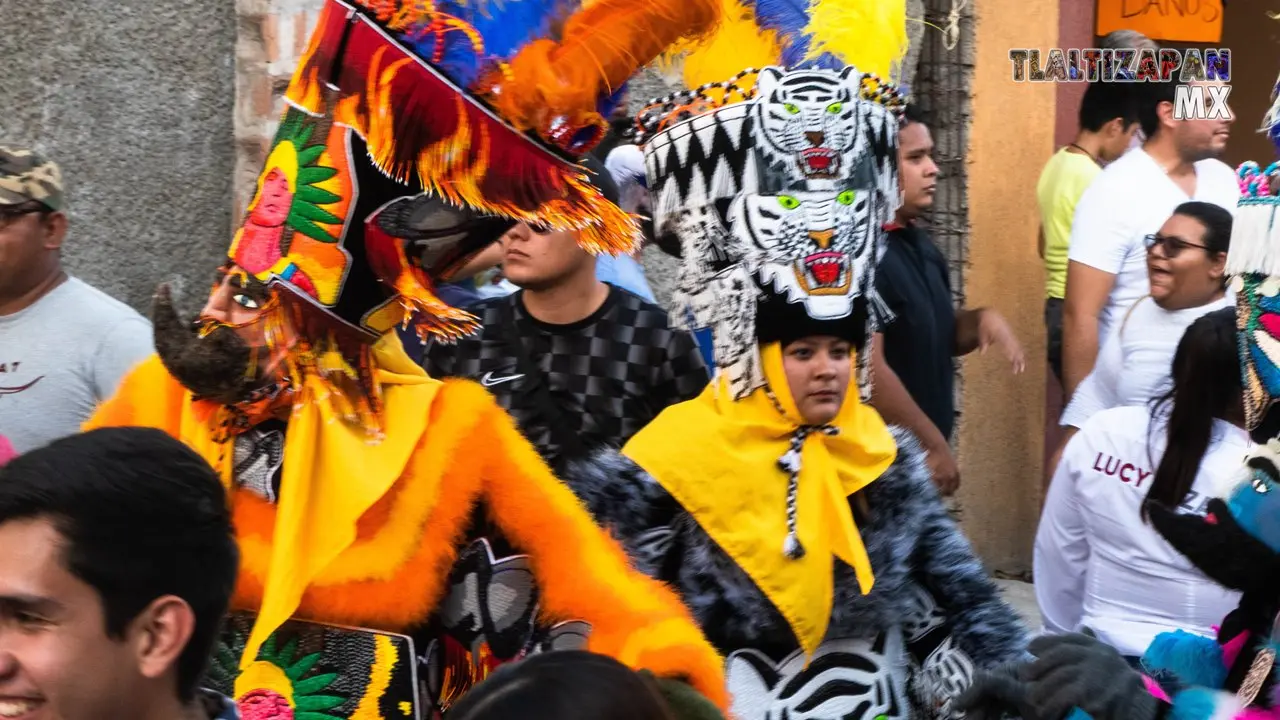 Grandes chinelos brincando los sones en Tlaltizapán.