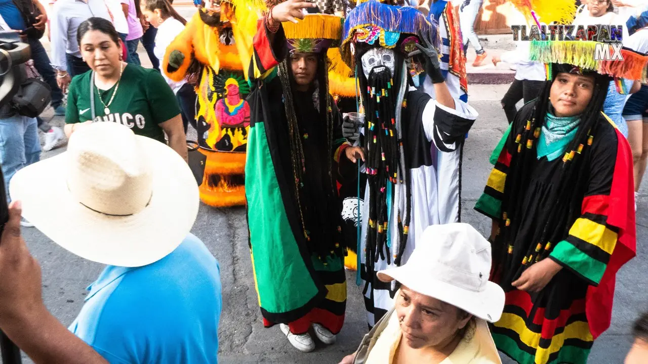 Chinelos saludando en el martes de carnaval.