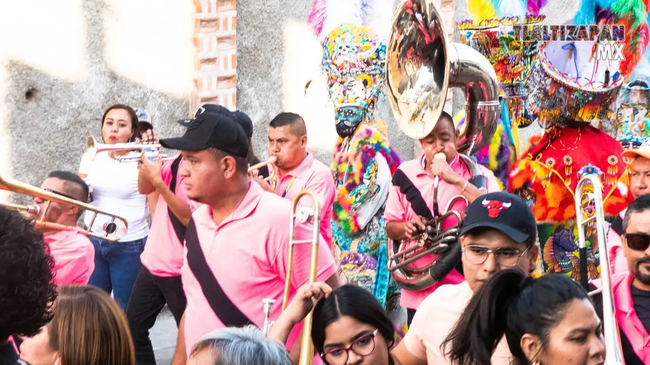 Los músicos que hacen sonar los sones en Tlaltizapán.