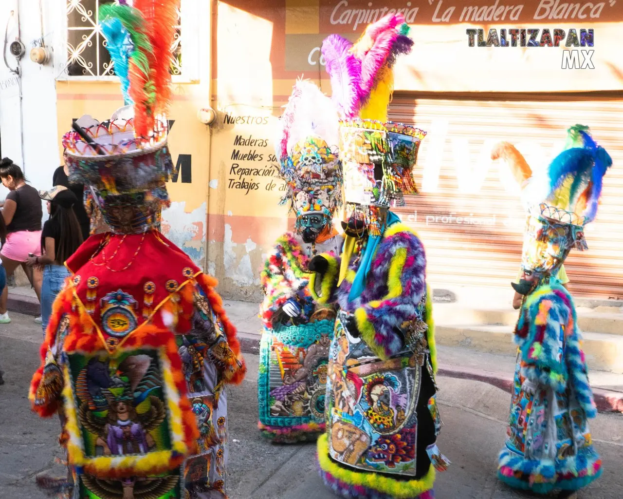 Brinco del chinelo en el carnaval de Tlaltizapán 2023.