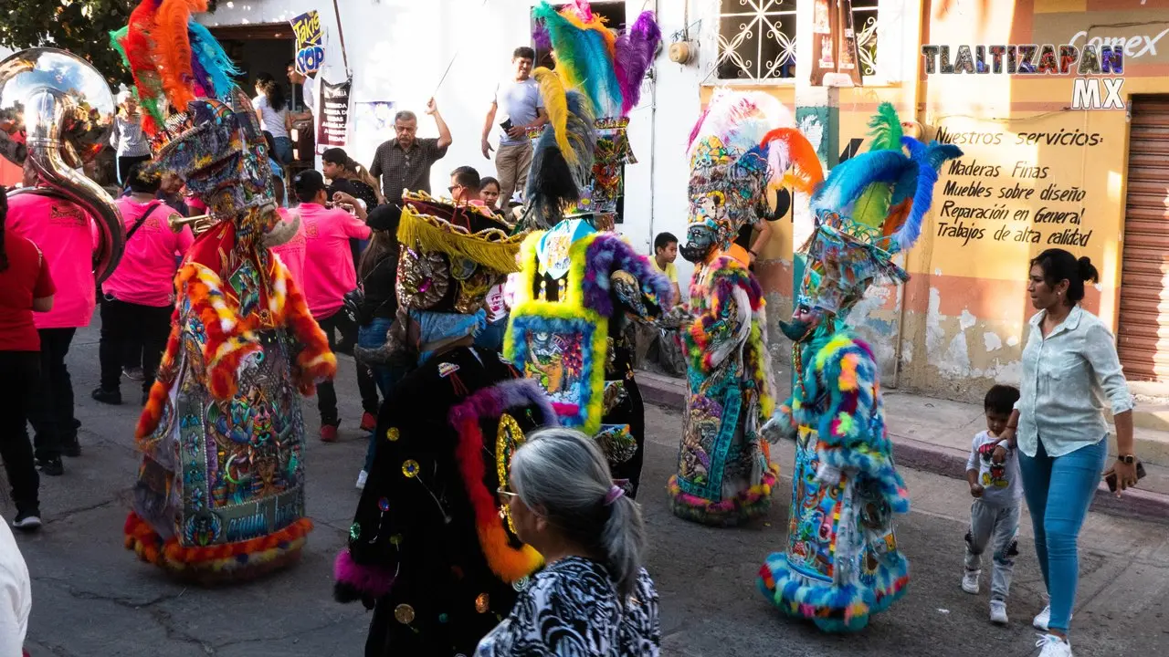 Ambiente familiar en el recorrido del brinco de chinelo en Tlaltizapán.