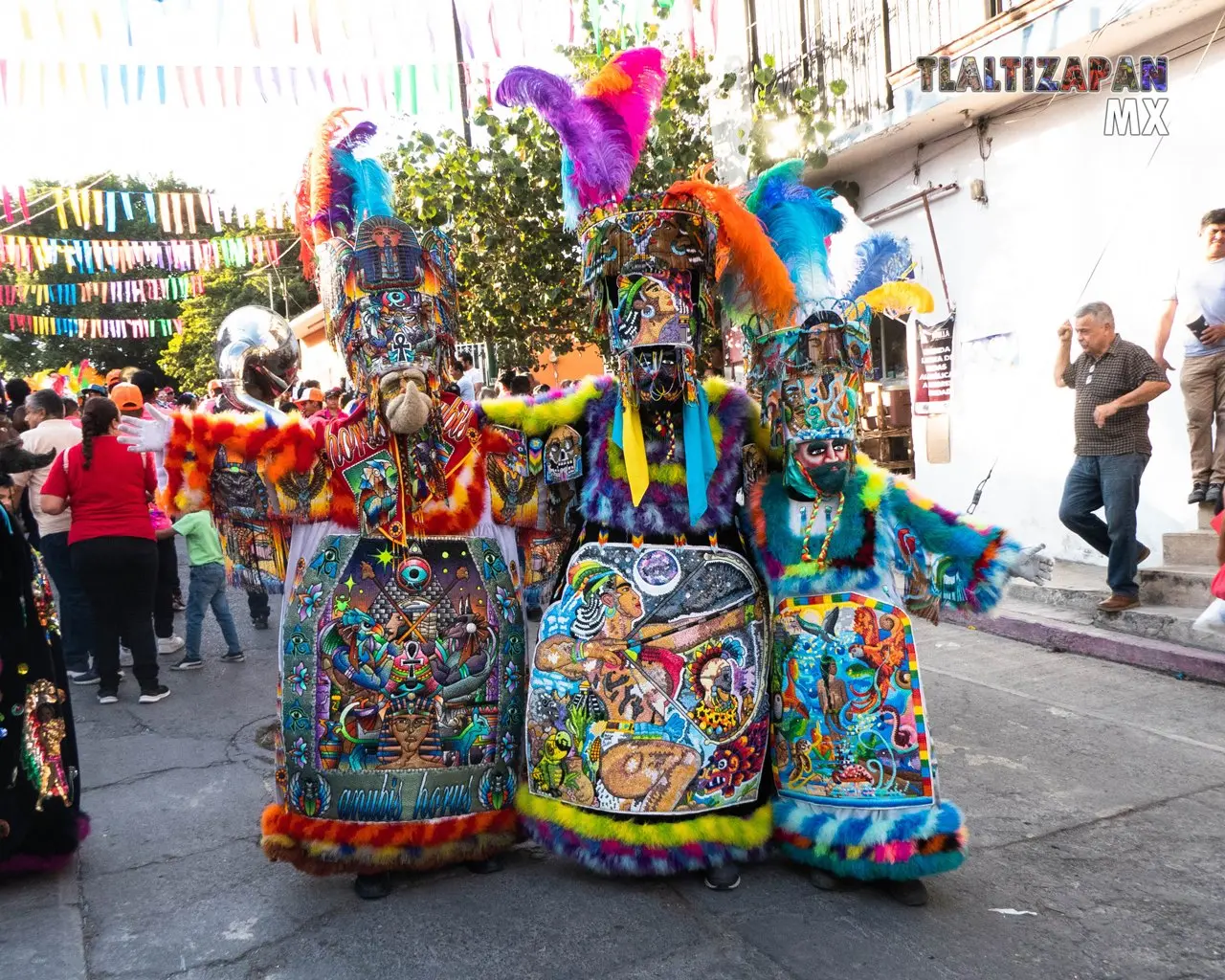 Grandes chinelos posando en el carnaval de Tlaltizapán 2023.