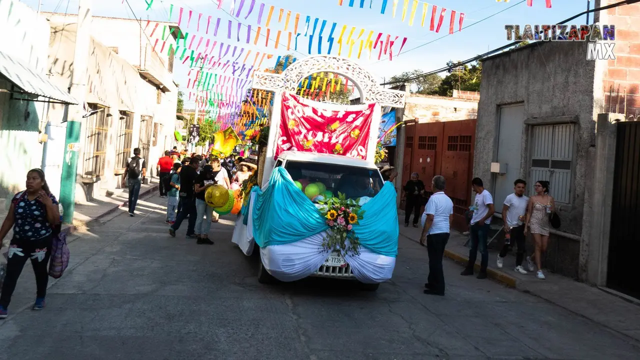 Carro de las reinas de la comparsa Tlalli.