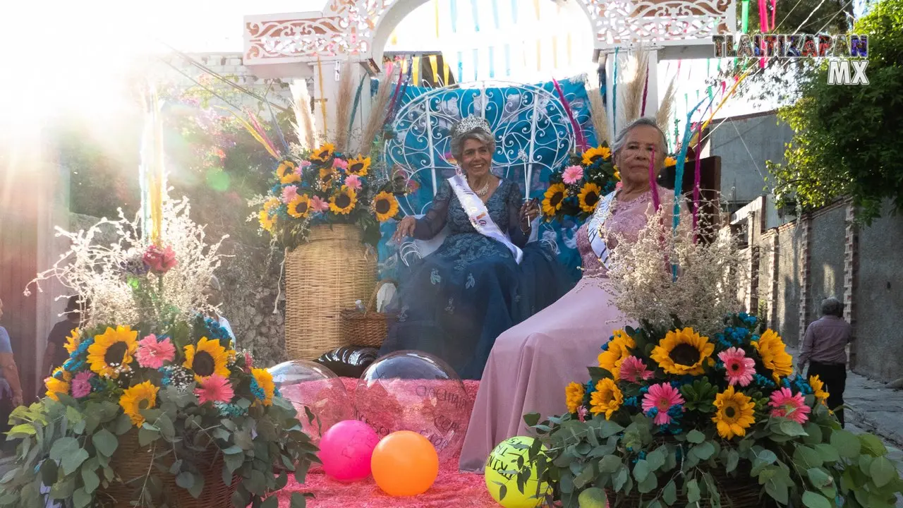 Reina y princesa de la comparsa Tlalli.