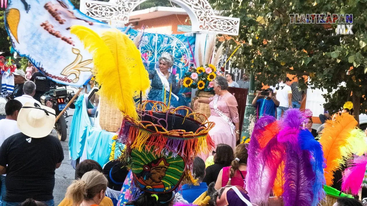 Carro alegórico con reina y princesa.