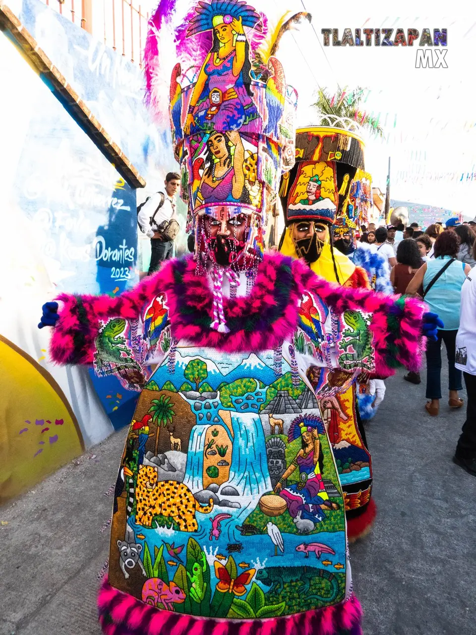 Gran chinelo en el carnaval 2023.