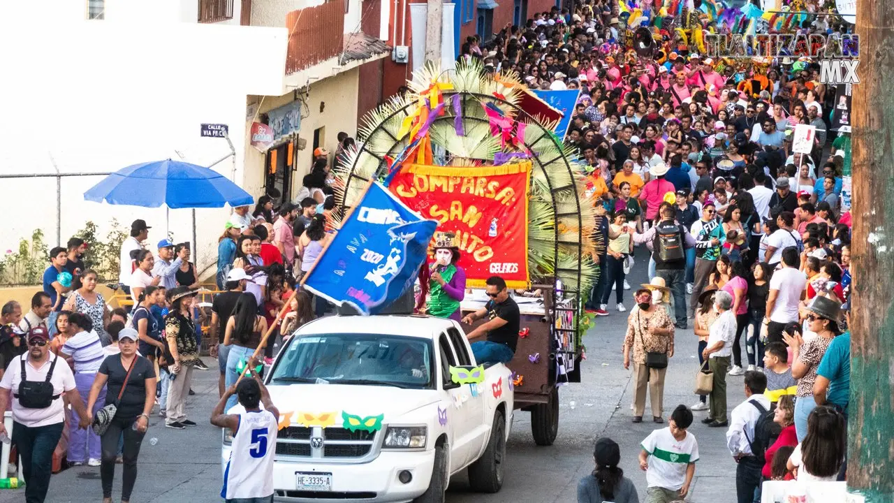 Avanza la comparsa en el carnaval 2023