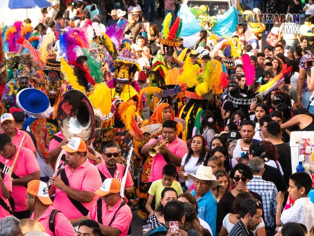 Banda de viento de la comparsa San Juanito en el recorrido del brinco del chinelo del carnaval de Tlaltizapán