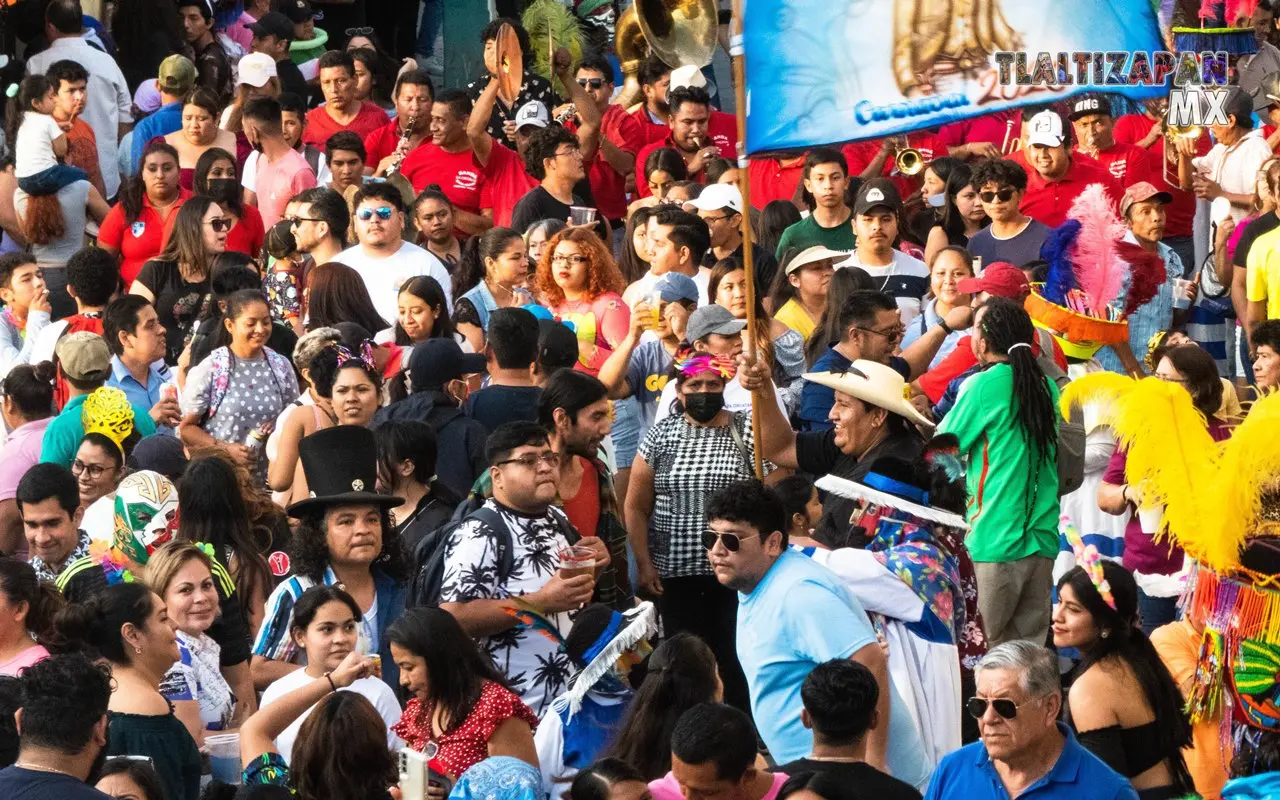 Avanza alegremente la comparsa Tlalli.