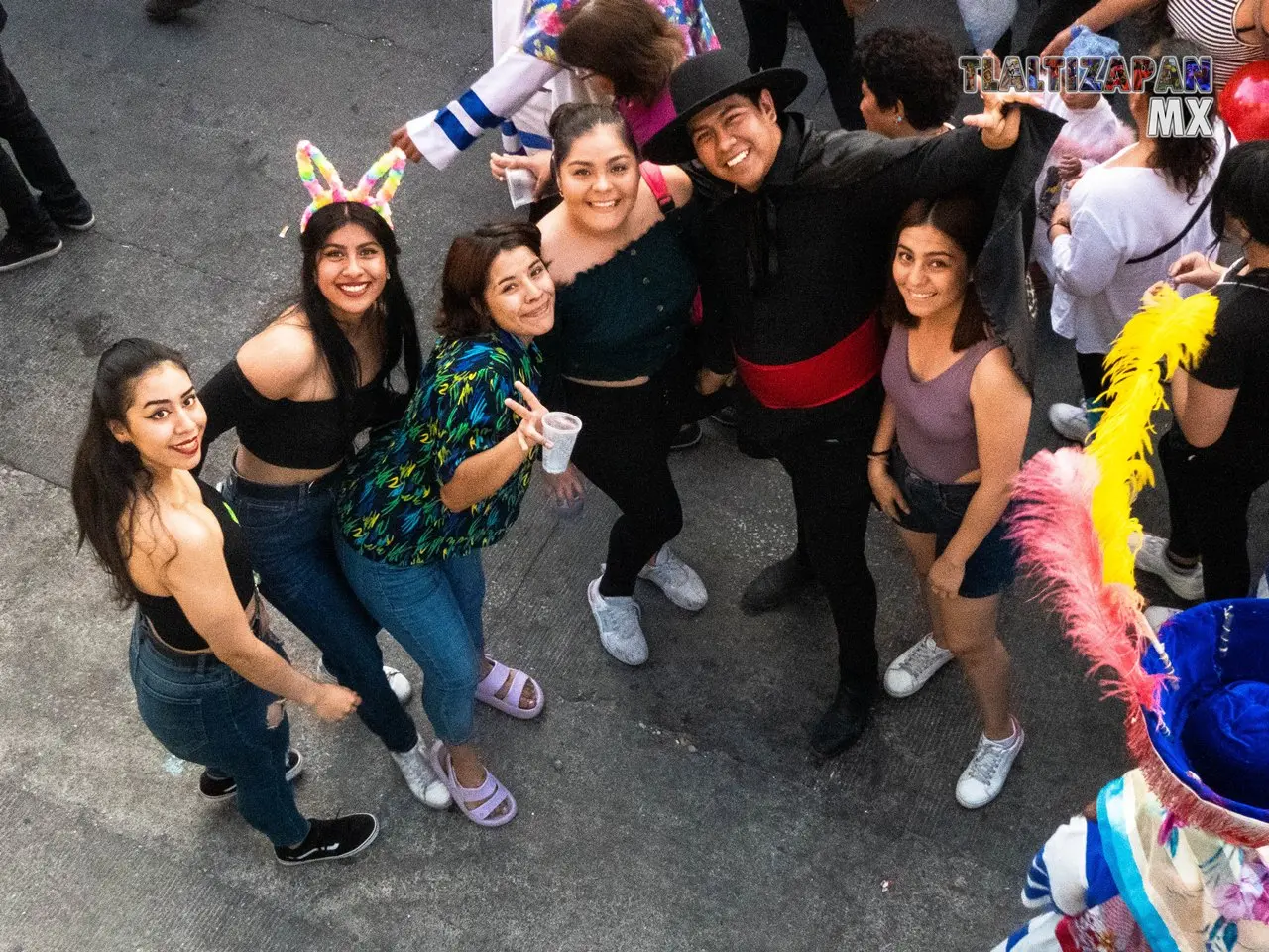 Las amistades carnavaleras durante el recorrido del martes en Tlalti.