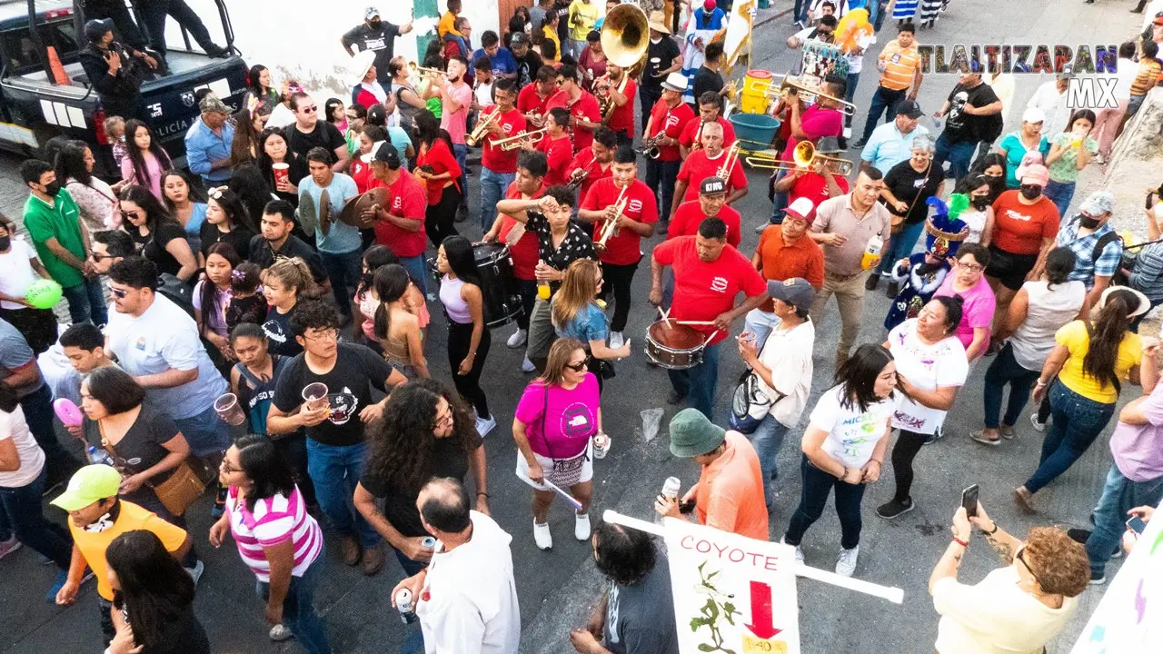 El recorrido de la comparsa Tlalli en el Carnaval de Tlaltizapán.