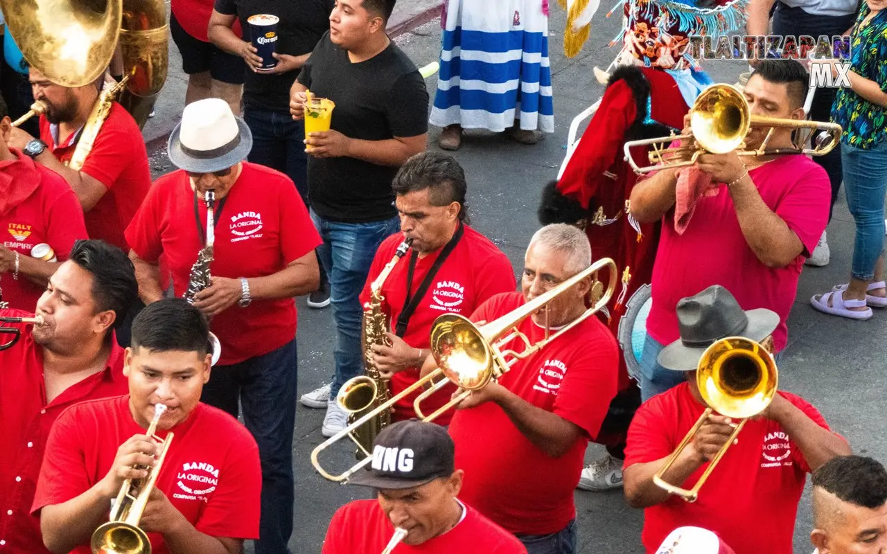 Los instrumentos de viento metal de la banda de los hermanos Orozco.