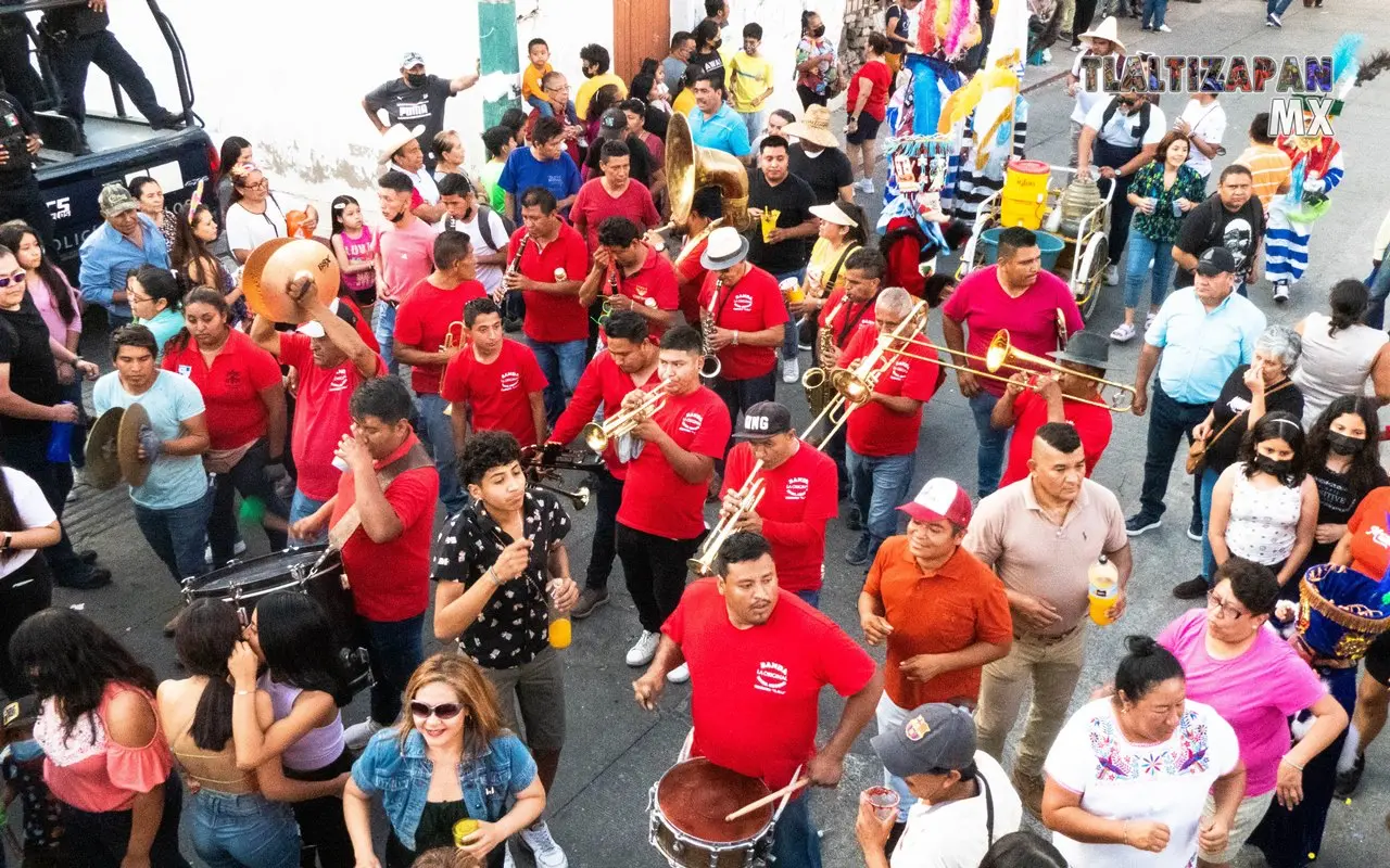 La banda de viento que interpreta los sones de chinelo.