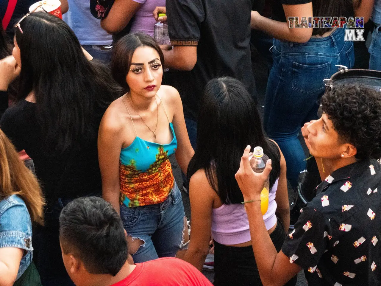 Jóvenes acompañando el recorrido del chinelo.