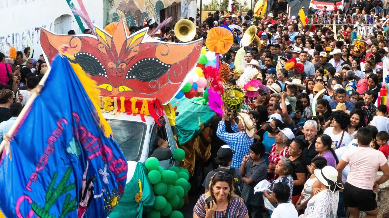 La comparsa Cuauhtémoc avanza en esta tarde de carnaval.