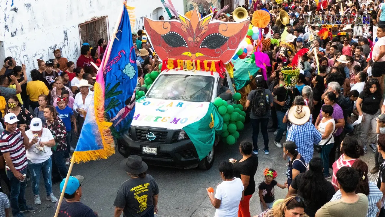 Carro de Sheila reina de la comparsa Cuauhtémoc.