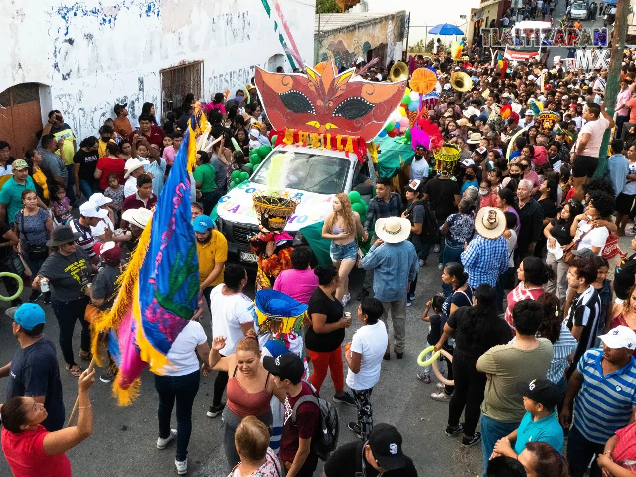 Carro de Sheila reina de la comparsa Cuauhtémoc.