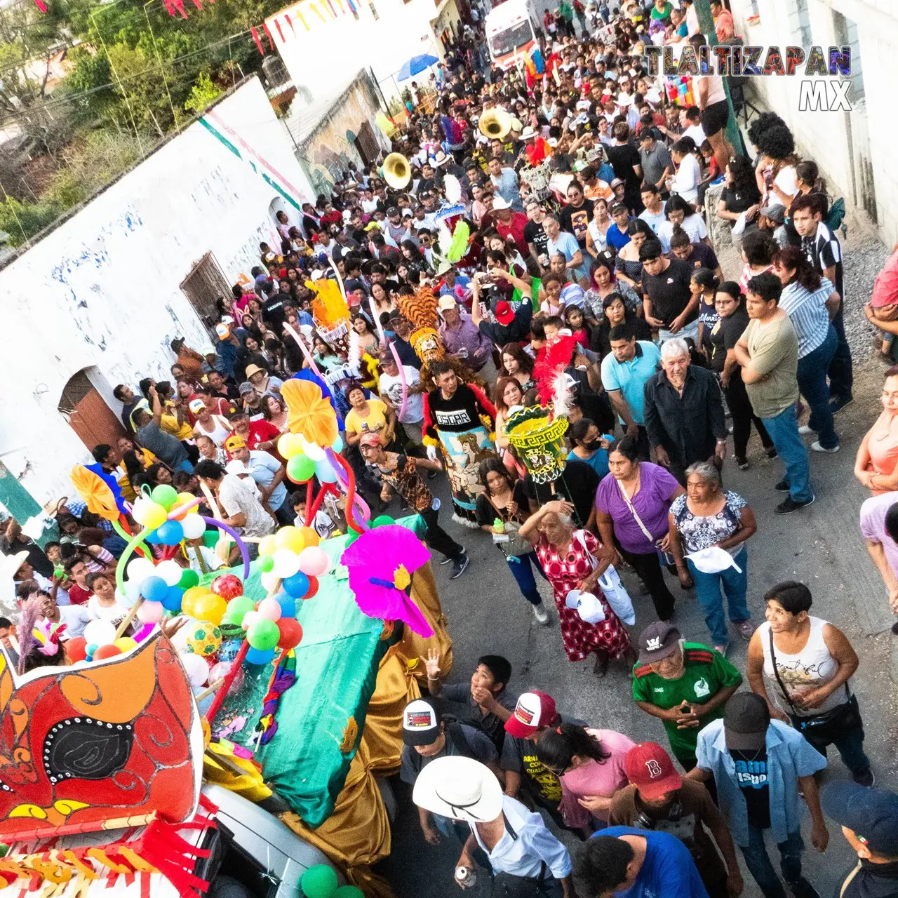 La comparsa Cuauhtémoc avanza en esta tarde de carnaval.