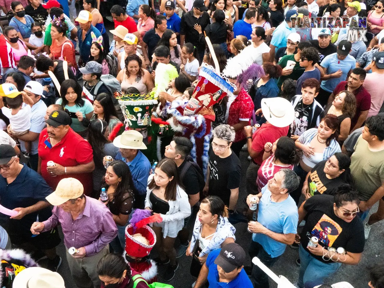 Las calles llenas durante el carnaval de Tlaltizapán.