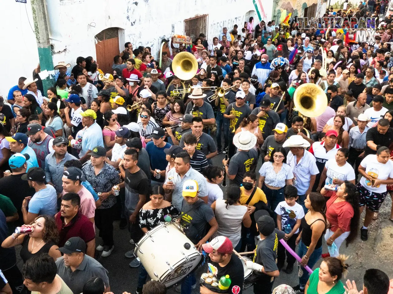 La banda de viento avanza en el recorrido del martes.