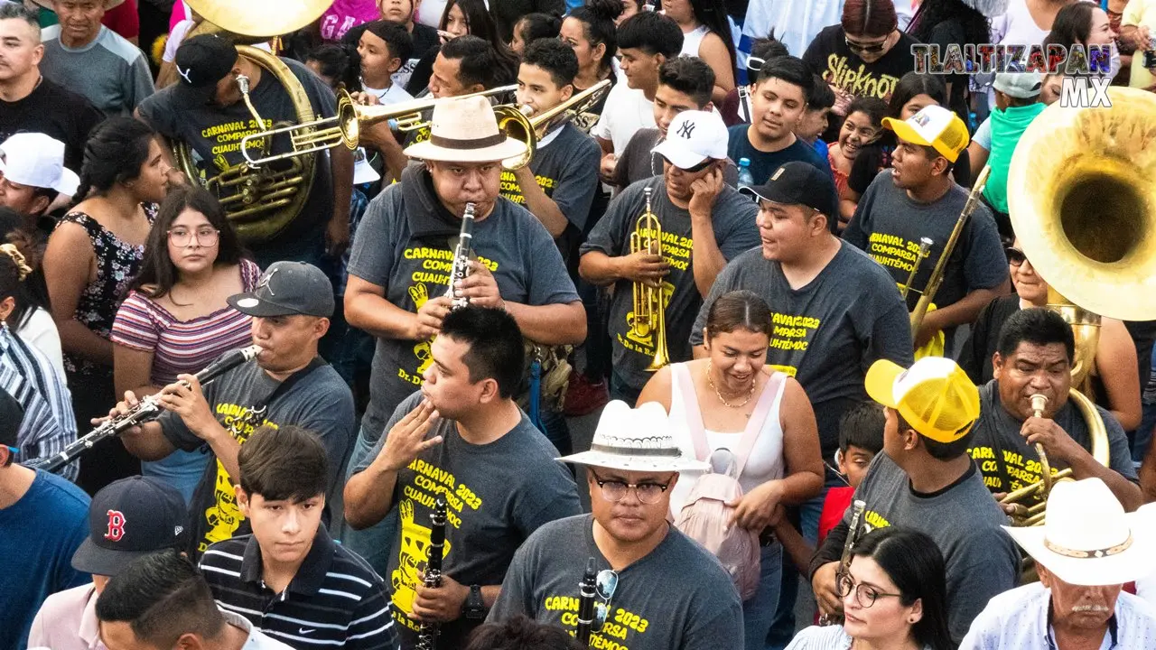 La banda de viento interpretando los sones de chinelo.