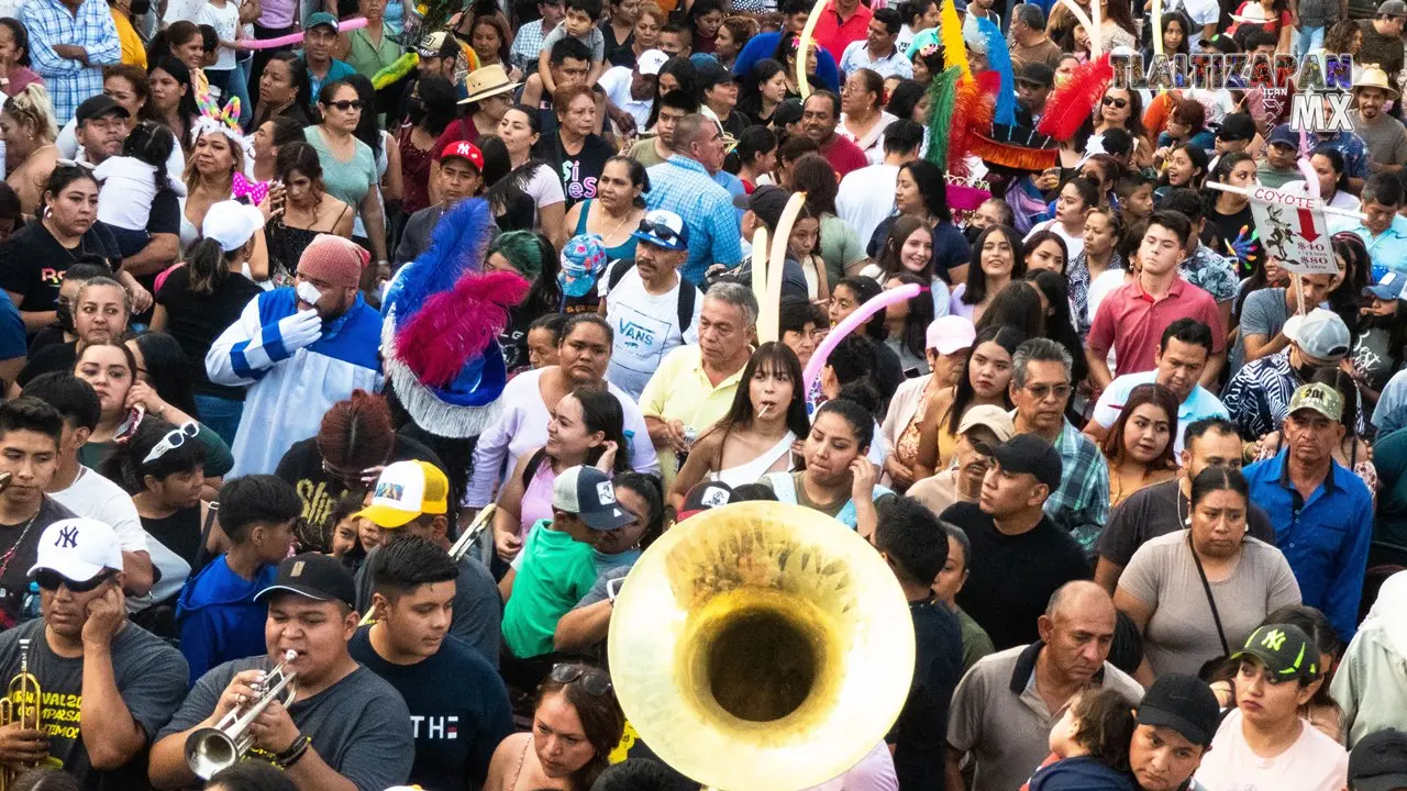 La banda de viento avanza en el recorrido del martes.