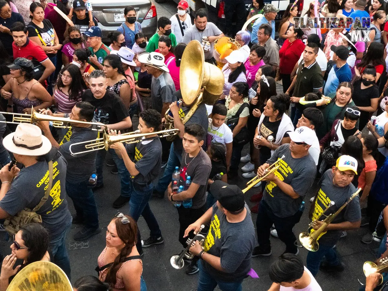 La banda de viento avanza entre la gente.