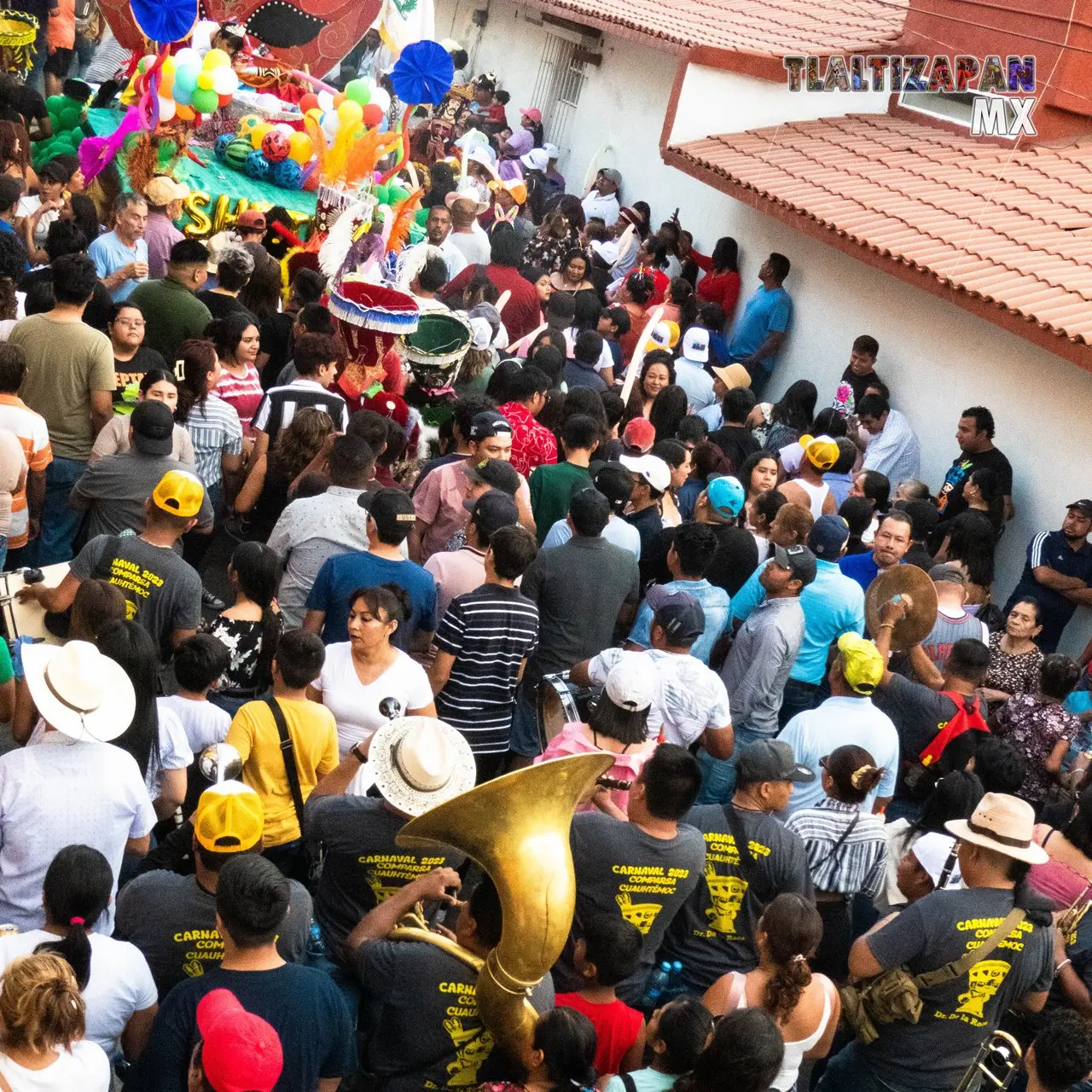 La comparsa Cuauhtémoc avanza en esta tarde de carnaval.