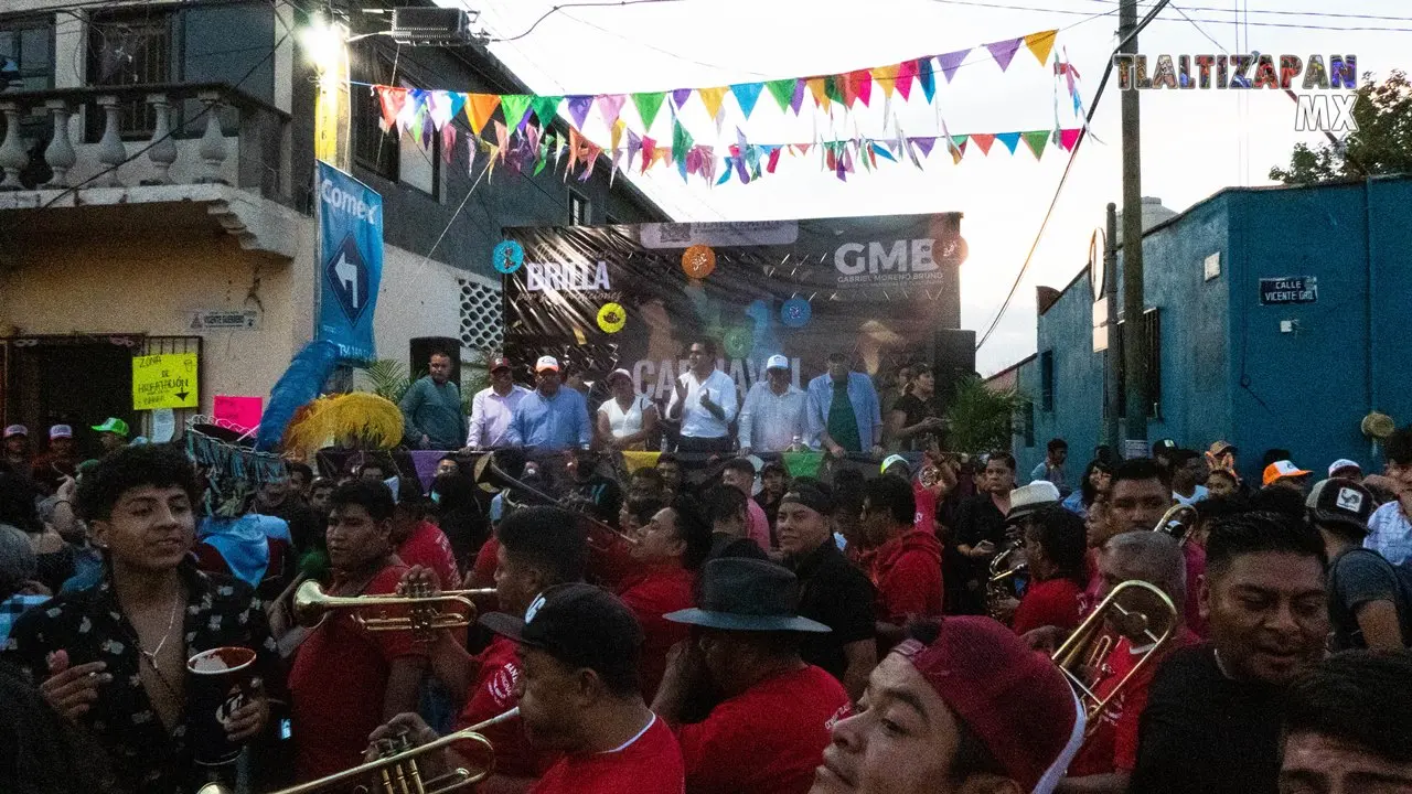 La banda de viento avanza en el recorrido del martes.