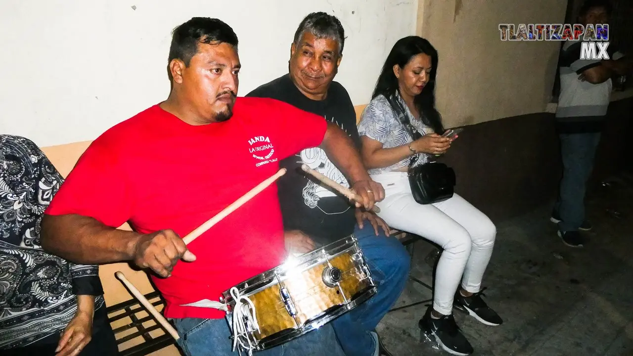 El tarolero interpretando los sones de chinelo.