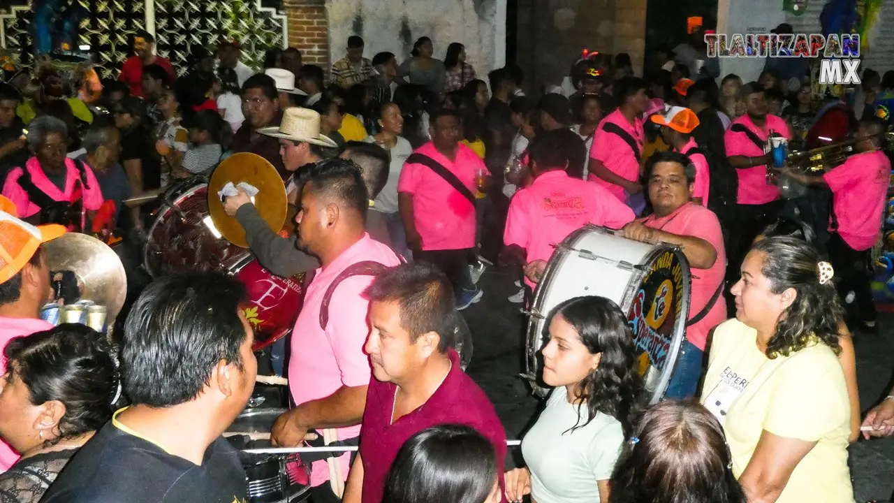 La banda de viento interpretando los sones de chinelo.