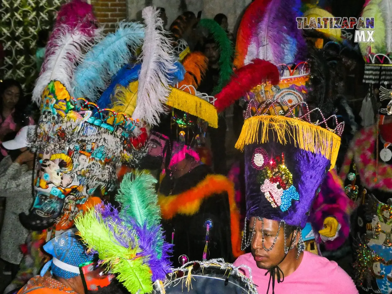 El recorrido del tradicional brinco de chinelo en Tlaltizapán.