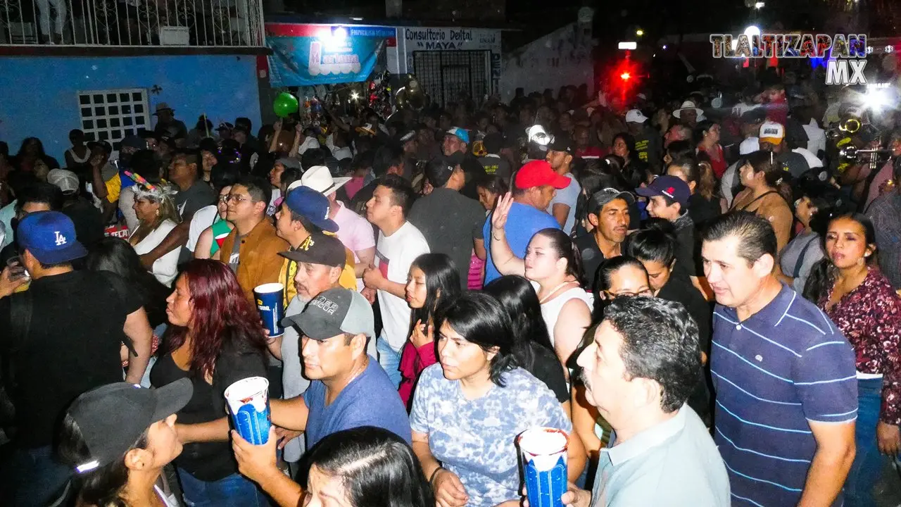 La comparsa avanza sobre la calle Vicente Guerrero.