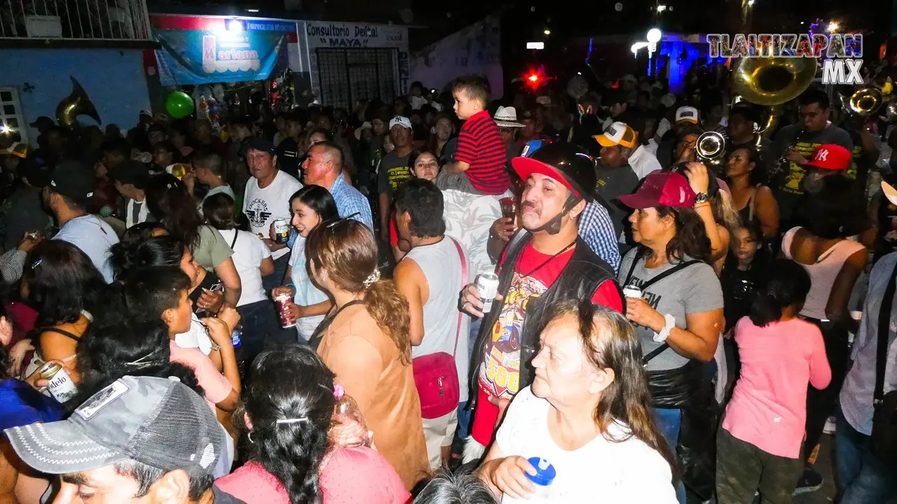 Recorrido del brinco de chinelo en el carnaval de Tlaltizapán.