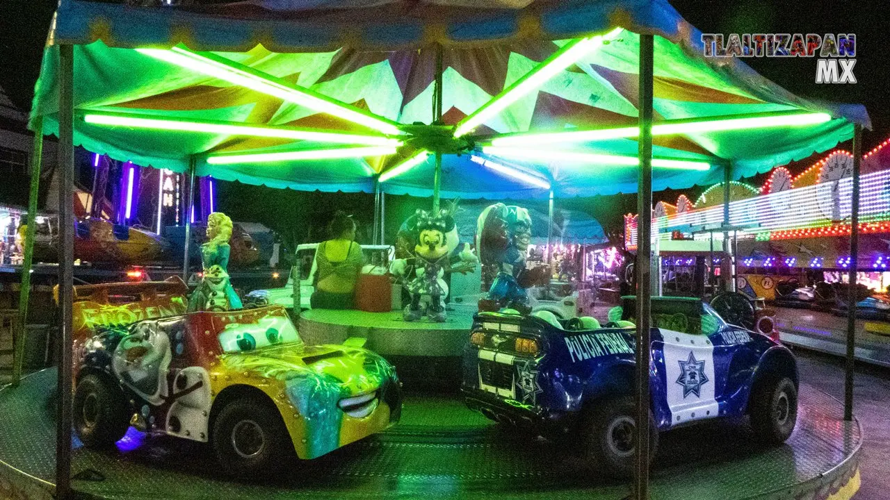 Juegos mecánicos en la feria de Tlaltizapán, Morelos.